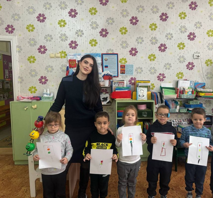 Сотрудники ОГИБДД ОМВД России «Краснодонский» посетили воспитанников детских садов Сотрудники ОГИБДД ОМВД России «Краснодонский» посетили воспитанников детских садов