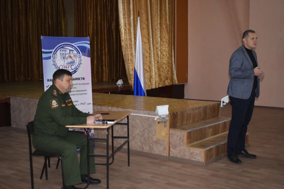 В рамках молодежно-патриотической акции «День призывника» в Брянковском колледже (филиал) ФГБОУ ВО «ЛГПУ» состоялась встреча с начальником отделения подготовки и призыва граждан на военную службу военного комиссариата ... В рамках молодежно-патриотической акции «День призывника» в Брянковском колледже (филиал) ФГБОУ ВО «ЛГПУ» состоялась встреча с начальником отделения подготовки и призыва граждан на военную службу военного комиссариата ...
