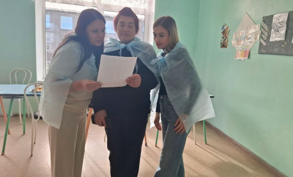 В рамках реализации партийного проекта "Новая школа" "Единой России" члены родительского совета брянковской специализированной школы №23 проверили качество питания, условия приготовления и соблюдение санитарных норм в... В рамках реализации партийного проекта "Новая школа" "Единой России" члены родительского совета брянковской специализированной школы №23 проверили качество питания, условия приготовления и соблюдение санитарных норм в...