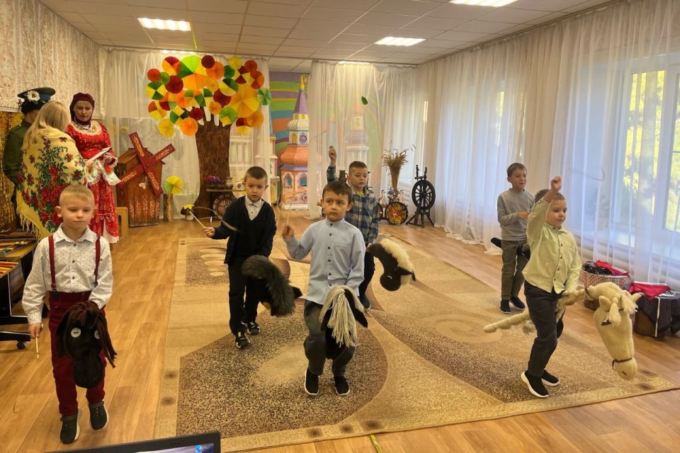 В дошкольном учреждении "Изумляндия" прошли "Казачьи посиделки", где дети играли, пели, танцевали и знакомились с казачьим бытом и культурой В дошкольном учреждении "Изумляндия" прошли "Казачьи посиделки", где дети играли, пели, танцевали и знакомились с казачьим бытом и культурой