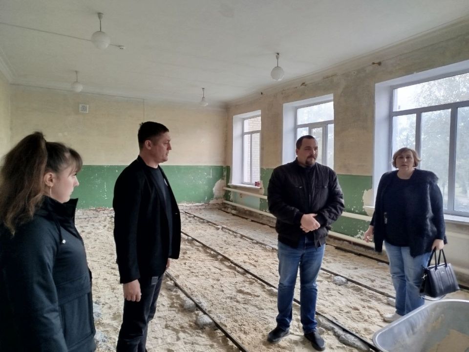 Вячеслав Третьяков: Мой помощник Владимир Васильевич Запорожец совместно с представителем УКС Астраханской области Алексеем Александровичем Алешиным и начальником управления ЖКХ, архитектуры и градостроительства... Вячеслав Третьяков: Мой помощник Владимир Васильевич Запорожец совместно с представителем УКС Астраханской области Алексеем Александровичем Алешиным и начальником управления ЖКХ, архитектуры и градостроительства...