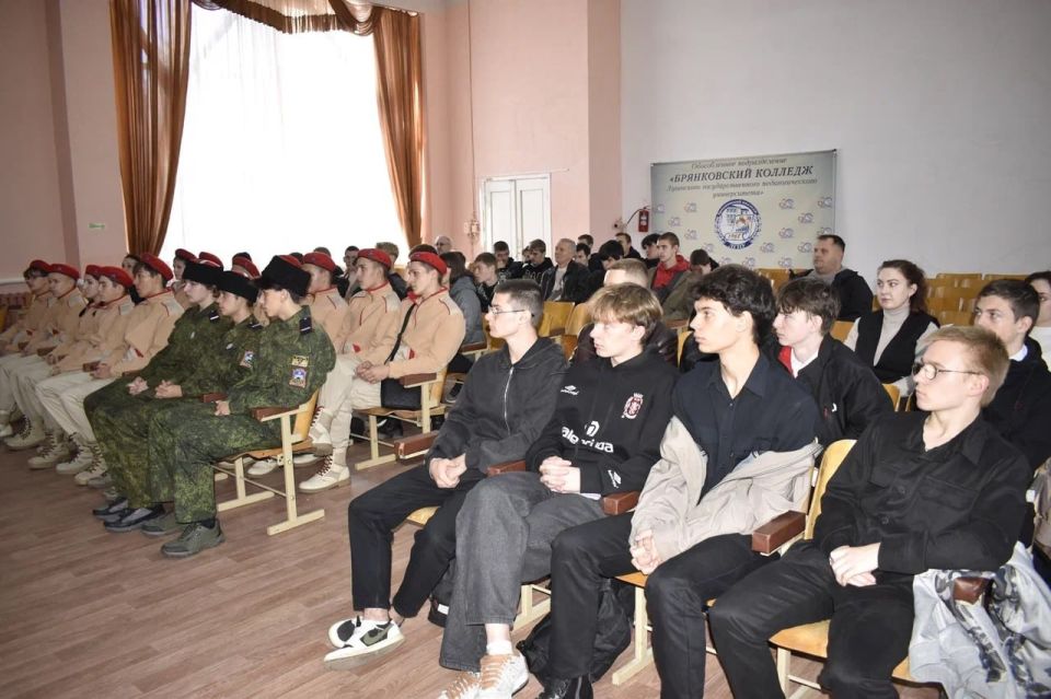 В рамках молодежно-патриотической акции «День призывника» в Брянковском колледже (филиал) ФГБОУ ВО «ЛГПУ» состоялась встреча с начальником отделения подготовки и призыва граждан на военную службу военного комиссариата ... В рамках молодежно-патриотической акции «День призывника» в Брянковском колледже (филиал) ФГБОУ ВО «ЛГПУ» состоялась встреча с начальником отделения подготовки и призыва граждан на военную службу военного комиссариата ...