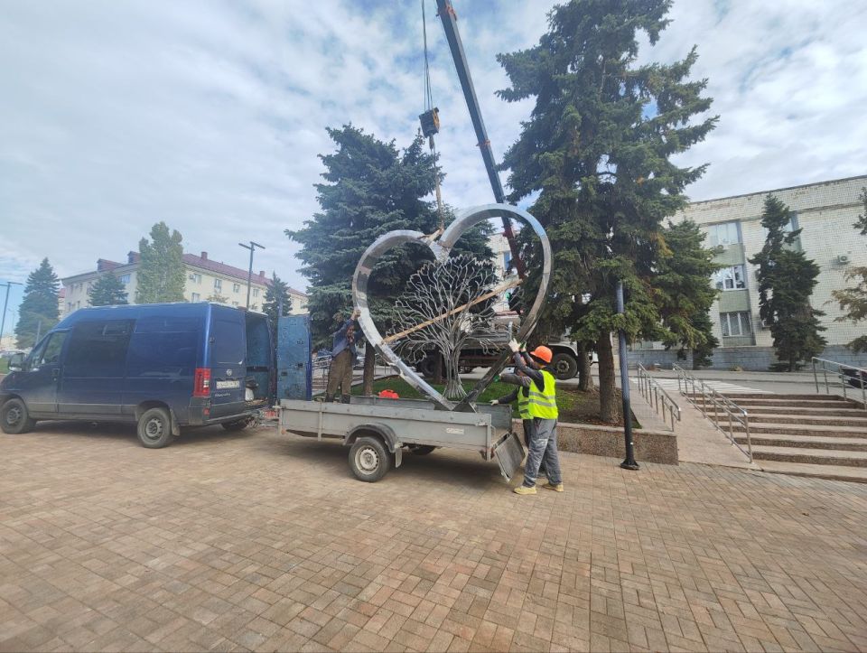 На «Аллее Дружбы» в Краснодоне установили композицию «Дерево дружбы» На «Аллее Дружбы» в Краснодоне установили композицию «Дерево дружбы»