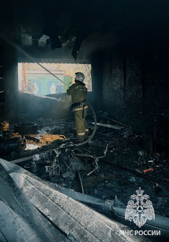 Спасатели потушили горящий гараж в Алчевске