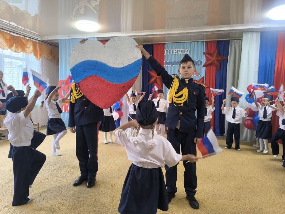 Сегодня в Ясеновском ясли-саду «Родничок» состоялась торжественная церемония «Посвящение в кадеты» воспитанников старших групп