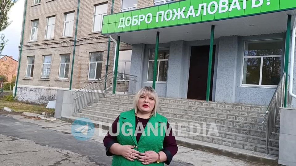 Представители управления образования Краснолучского округа и Совета депутатов провели экскурсию в Краснолучской школе № 7 для родителей учащихся