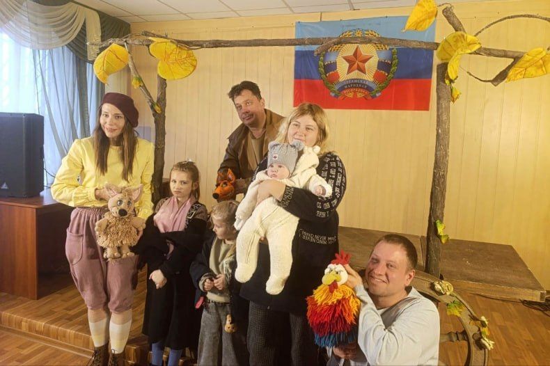 Красноярский кукольный театр посетил Комсомольский поселковый клуб с театральной постановкой Красноярский кукольный театр посетил Комсомольский поселковый клуб с театральной постановкой