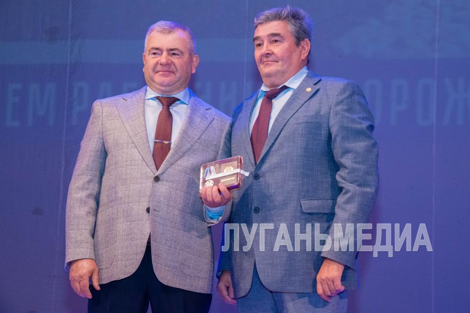В Луганске состоялось праздничное мероприятие, посвященное Дню работников дорожного хозяйства В Луганске состоялось праздничное мероприятие, посвященное Дню работников дорожного хозяйства