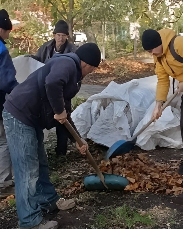 Работники МУП "Коммунсервис Белокуракинского района" ведут активную работу по уборке территории Работники МУП "Коммунсервис Белокуракинского района" ведут активную работу по уборке территории