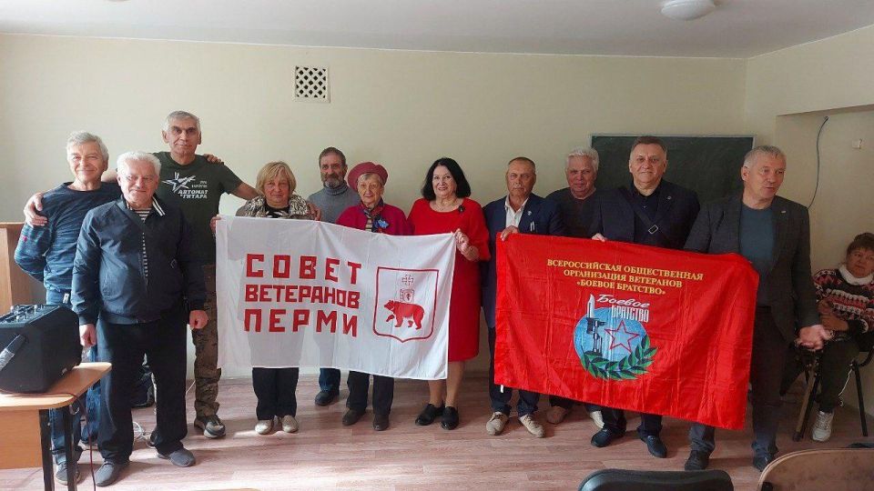 Прикамцы высадили саженцы деревьев на территории школы Северодонецка Прикамцы высадили саженцы деревьев на территории школы Северодонецка