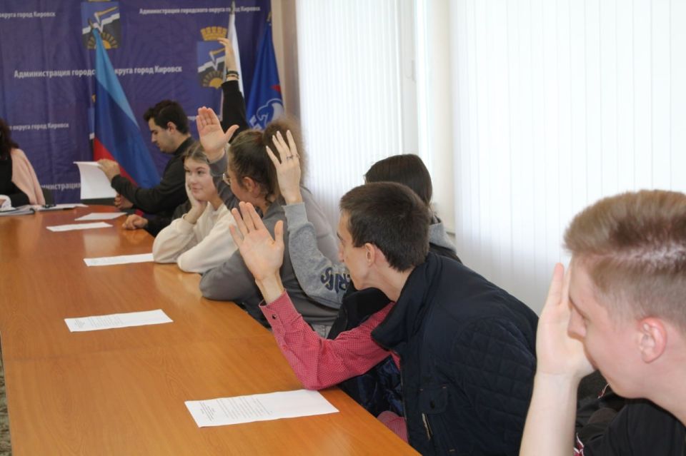 В Администрации городского округа город Кировск состоялось первое заседание нового состава молодежного совета В Администрации городского округа город Кировск состоялось первое заседание нового состава молодежного совета