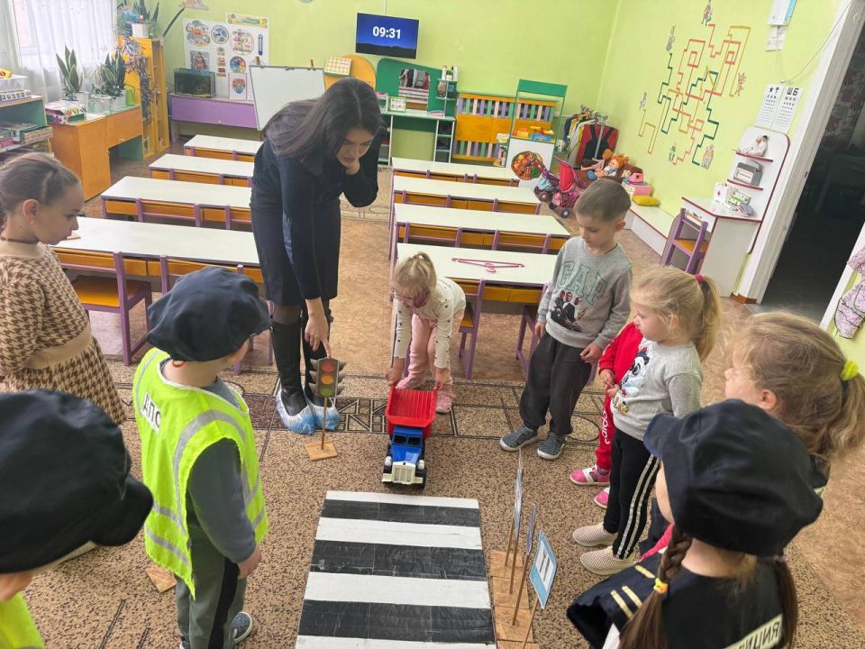 Сотрудники ОГИБДД ОМВД России «Краснодонский» посетили воспитанников детских садов Сотрудники ОГИБДД ОМВД России «Краснодонский» посетили воспитанников детских садов
