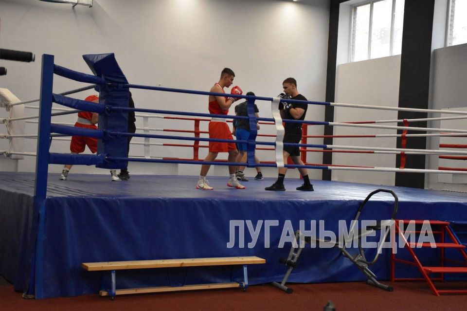 В Алчевске открылась новая многофункциональная спортивная площадка В Алчевске открылась новая многофункциональная спортивная площадка