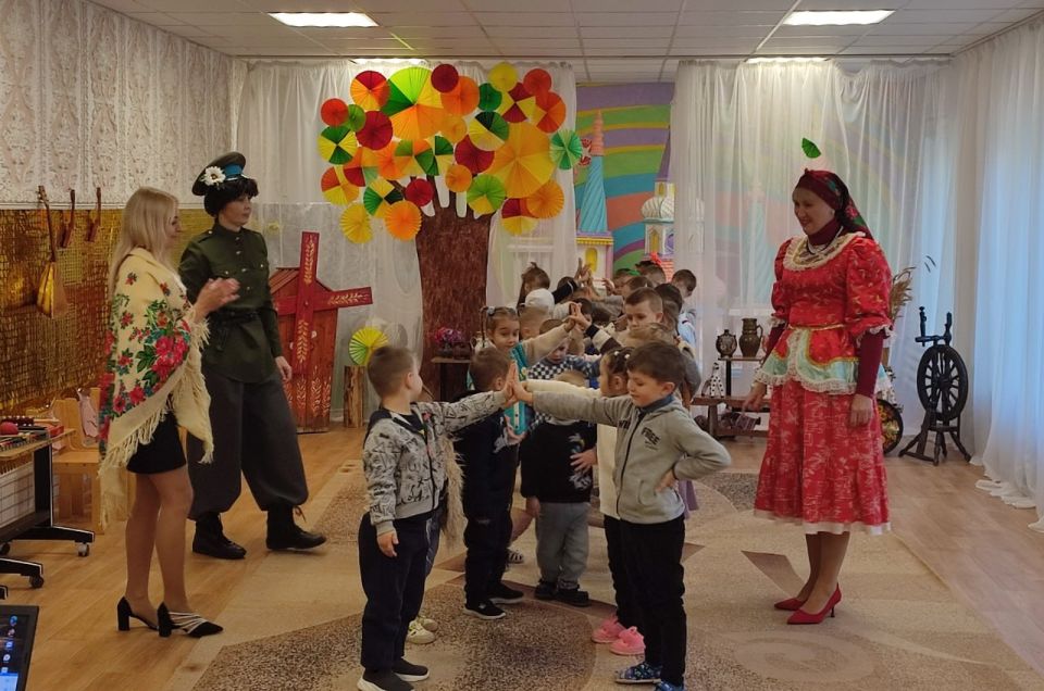 В дошкольном учреждении "Изумляндия" прошли "Казачьи посиделки", где дети играли, пели, танцевали и знакомились с казачьим бытом и культурой В дошкольном учреждении "Изумляндия" прошли "Казачьи посиделки", где дети играли, пели, танцевали и знакомились с казачьим бытом и культурой