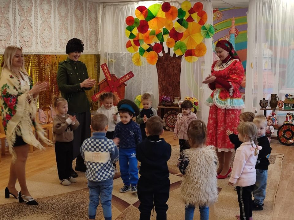 В дошкольном учреждении "Изумляндия" прошли "Казачьи посиделки", где дети играли, пели, танцевали и знакомились с казачьим бытом и культурой В дошкольном учреждении "Изумляндия" прошли "Казачьи посиделки", где дети играли, пели, танцевали и знакомились с казачьим бытом и культурой