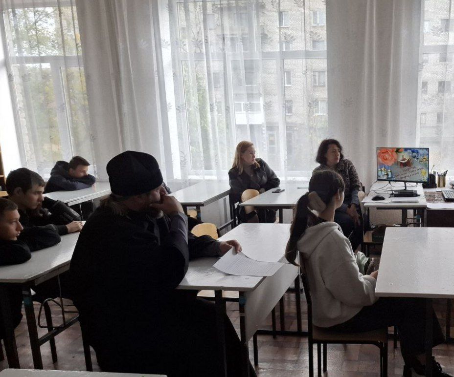 Работники центральной библиотеке имени Г. Сковороды провели увлекательный час информации, посвященный одному из самых любимых осенних православных праздников — Покрову Пресвятой Богородицы Работники центральной библиотеке имени Г. Сковороды провели увлекательный час информации, посвященный одному из самых любимых осенних православных праздников — Покрову Пресвятой Богородицы