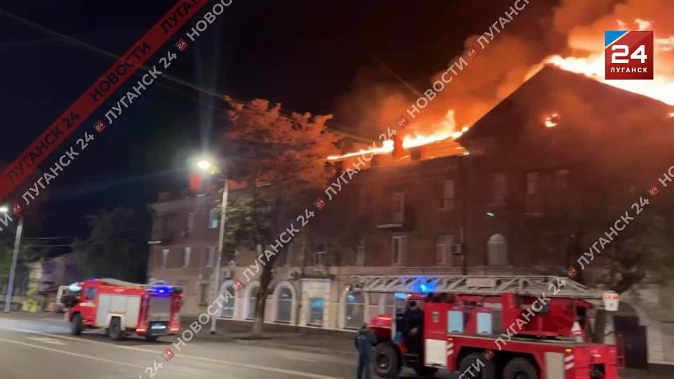 Из горящего многоквартирного дома в центре Луганска эвакуируют жильцов