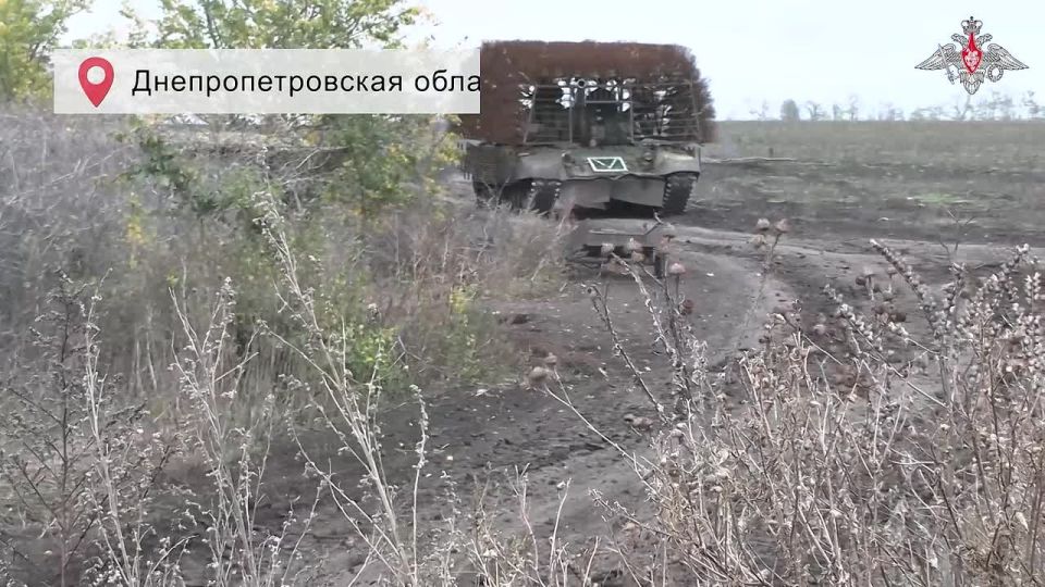 00:00 Экипажи танков Т-72Б3М Южного военного округа нанесли серию точных ударов по опорному пункту ВСУ, расположенному в лесополосе на Красноармейском направлении