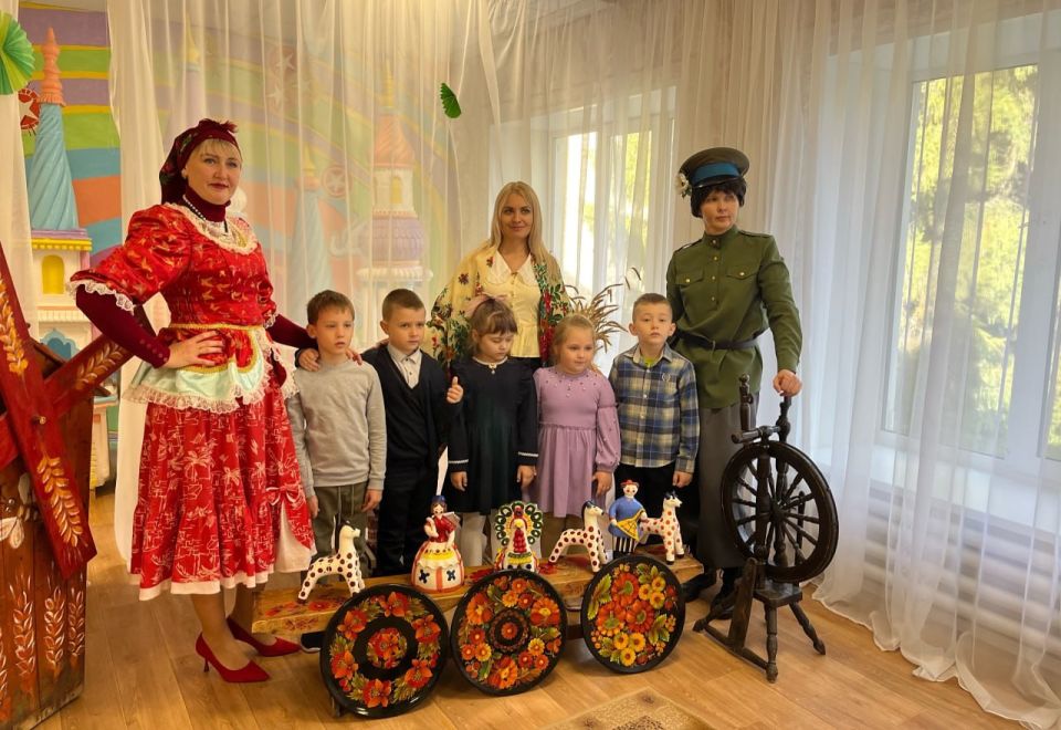 В дошкольном учреждении "Изумляндия" прошли "Казачьи посиделки", где дети играли, пели, танцевали и знакомились с казачьим бытом и культурой В дошкольном учреждении "Изумляндия" прошли "Казачьи посиделки", где дети играли, пели, танцевали и знакомились с казачьим бытом и культурой