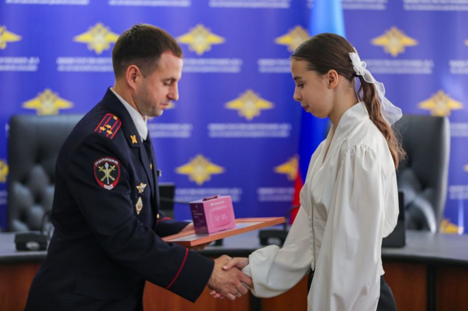 В региональном МВД наградили юных художников – победителей регионального этапа конкурса «Мои родители работают в полиции» В региональном МВД наградили юных художников – победителей регионального этапа конкурса «Мои родители работают в полиции»