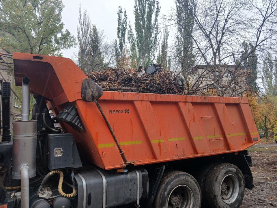 Коммунальные службы продолжают уборку городских территорий