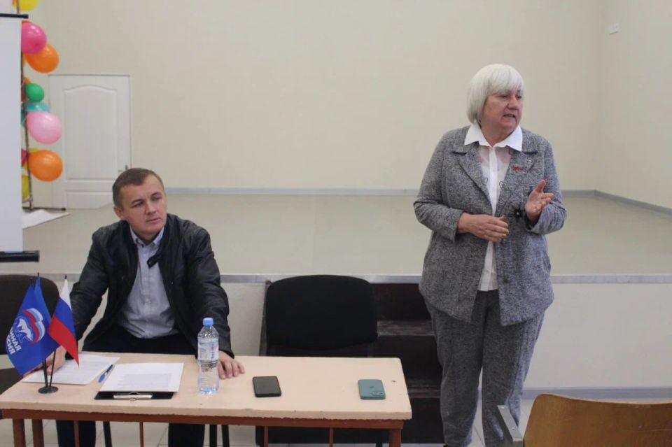 В рамках празднования Дня отца единороссы Славяносербщины организовали встречу Луганского автора и исполнителя патриотических песен, многодетного отца Юрия Турчаева с учащимися Славяносербской СШ В рамках празднования Дня отца единороссы Славяносербщины организовали встречу Луганского автора и исполнителя патриотических песен, многодетного отца Юрия Турчаева с учащимися Славяносербской СШ
