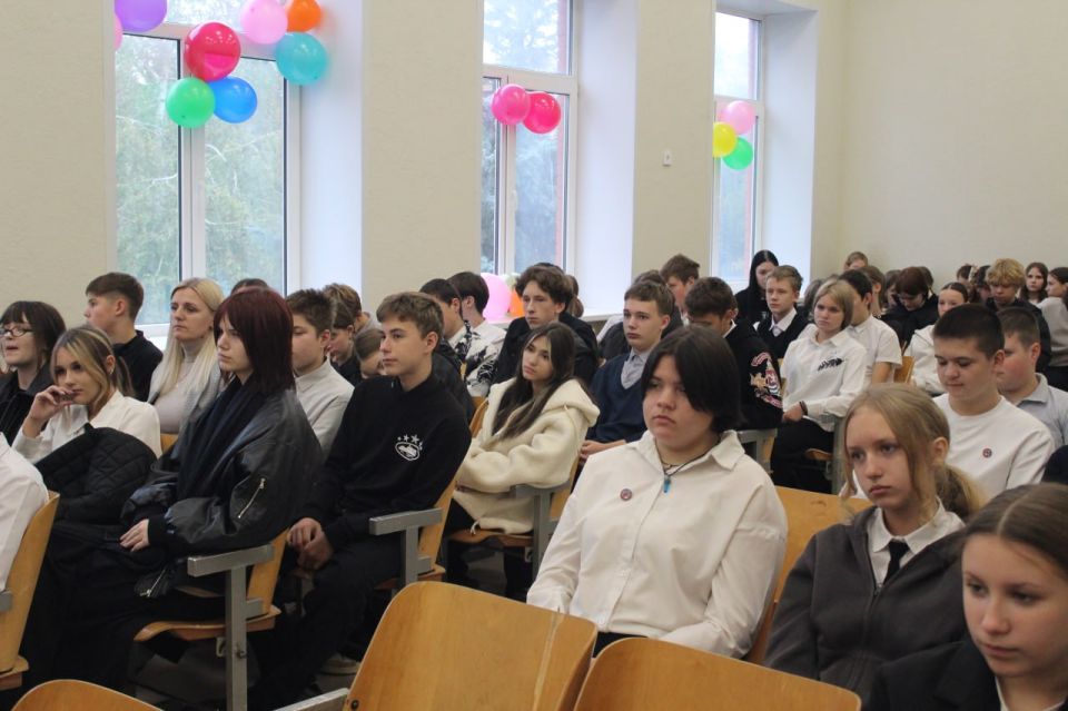 В рамках празднования Дня отца единороссы Славяносербщины организовали встречу Луганского автора и исполнителя патриотических песен, многодетного отца Юрия Турчаева с учащимися Славяносербской СШ В рамках празднования Дня отца единороссы Славяносербщины организовали встречу Луганского автора и исполнителя патриотических песен, многодетного отца Юрия Турчаева с учащимися Славяносербской СШ