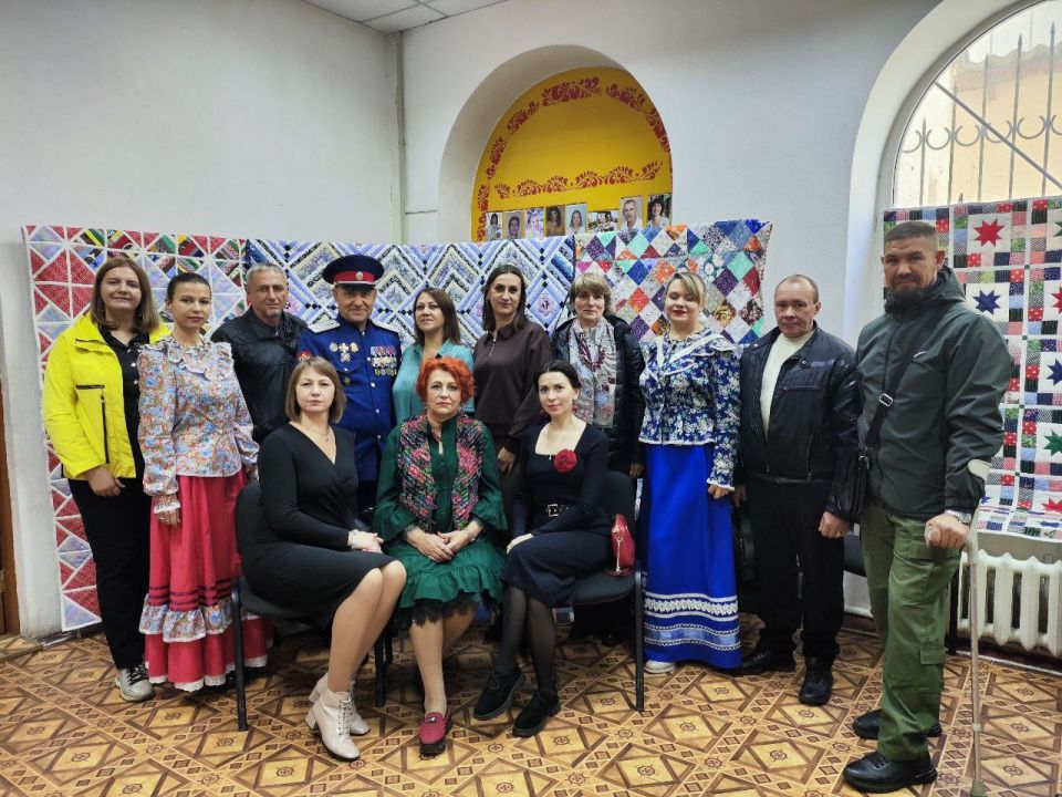 Краснодонские мастера приняли участие в выставке народного творчества Краснодонские мастера приняли участие в выставке народного творчества