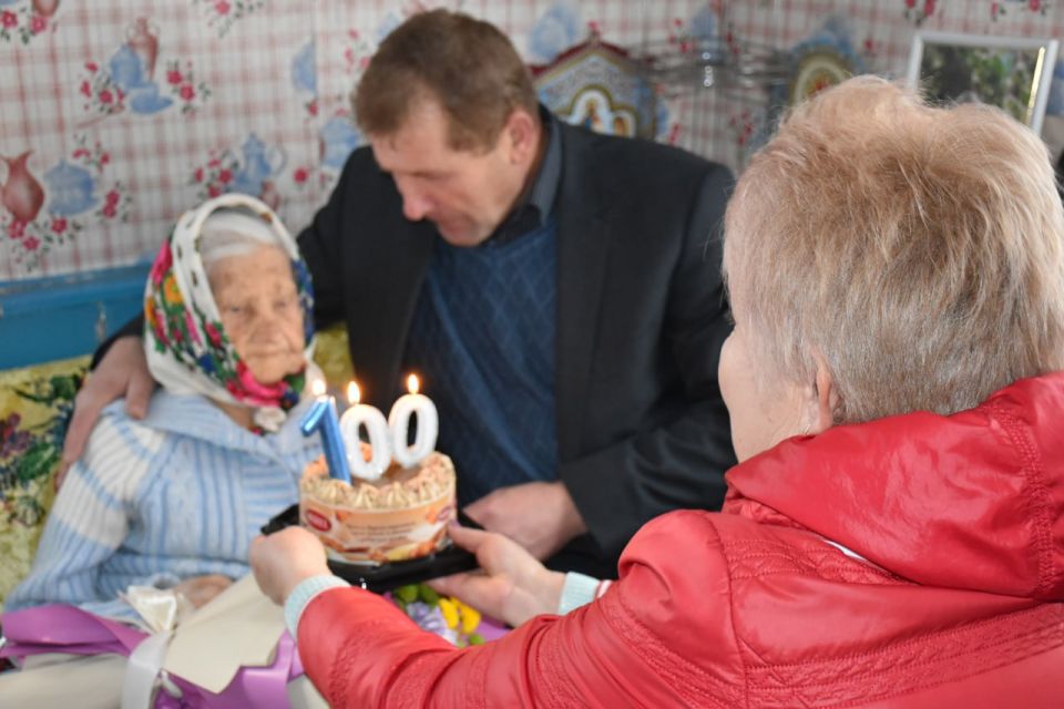 Евгений Бондарь: Жительница села Весёлая Тарасовка отпраздновала 100-летний юбилей Евгений Бондарь: Жительница села Весёлая Тарасовка отпраздновала 100-летний юбилей