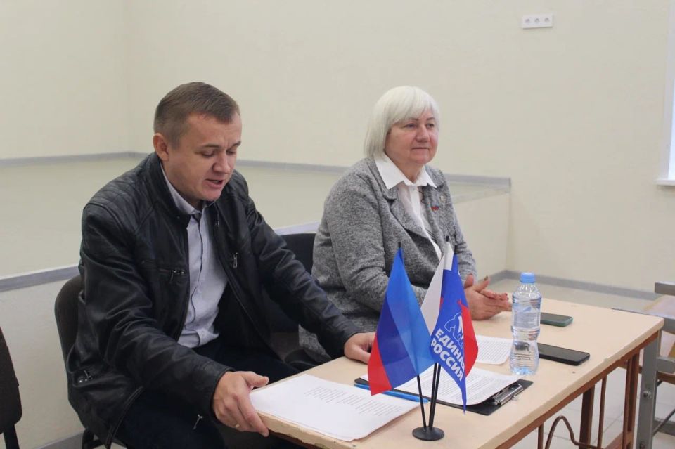 В рамках празднования Дня отца единороссы Славяносербщины организовали встречу Луганского автора и исполнителя патриотических песен, многодетного отца Юрия Турчаева с учащимися Славяносербской СШ В рамках празднования Дня отца единороссы Славяносербщины организовали встречу Луганского автора и исполнителя патриотических песен, многодетного отца Юрия Турчаева с учащимися Славяносербской СШ