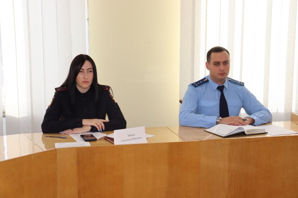 В Стаханове прошло заседание комиссии по делам несовершеннолетних и защите их прав В Стаханове прошло заседание комиссии по делам несовершеннолетних и защите их прав