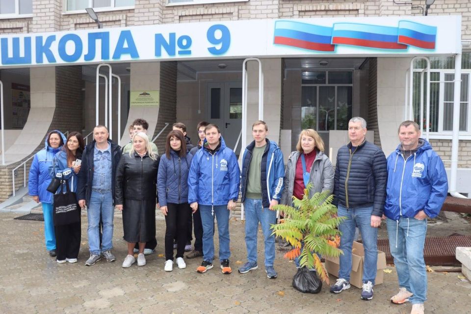 Прикамцы высадили саженцы деревьев на территории школы Северодонецка Прикамцы высадили саженцы деревьев на территории школы Северодонецка