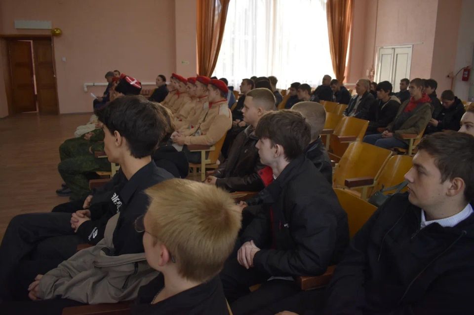 В рамках молодежно-патриотической акции «День призывника» в Брянковском колледже (филиал) ФГБОУ ВО «ЛГПУ» состоялась встреча с начальником отделения подготовки и призыва граждан на военную службу военного комиссариата ... В рамках молодежно-патриотической акции «День призывника» в Брянковском колледже (филиал) ФГБОУ ВО «ЛГПУ» состоялась встреча с начальником отделения подготовки и призыва граждан на военную службу военного комиссариата ...