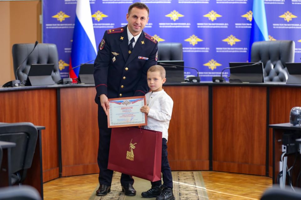 В региональном МВД наградили юных художников – победителей регионального этапа конкурса «Мои родители работают в полиции» В региональном МВД наградили юных художников – победителей регионального этапа конкурса «Мои родители работают в полиции»