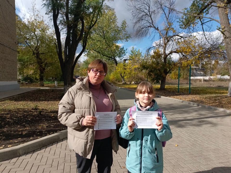 Сотрудники Дома культуры поселка городского типа Дубовский и библиотеки провели уличную профилактическую акцию «Будь бдителен!» Сотрудники Дома культуры поселка городского типа Дубовский и библиотеки провели уличную профилактическую акцию «Будь бдителен!»