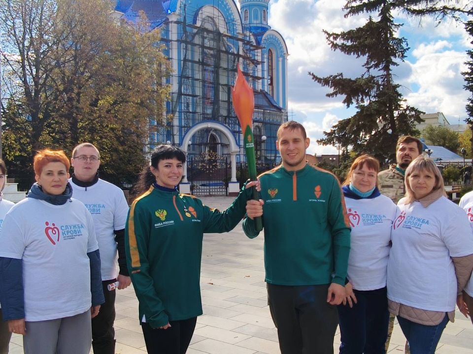 Всероссийская эстафета факела «Огонь Жизни» объединила десятки луганчан в столице ЛНР Всероссийская эстафета факела «Огонь Жизни» объединила десятки луганчан в столице ЛНР