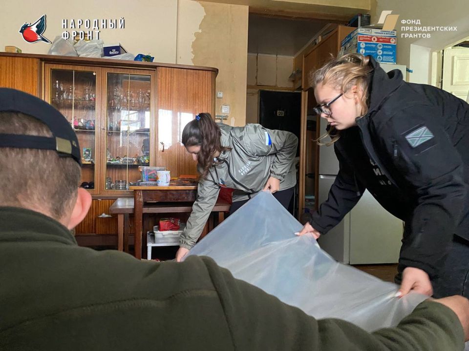 Прошлой ночью в Луганске произошло возгорание крыши жилого дома Прошлой ночью в Луганске произошло возгорание крыши жилого дома