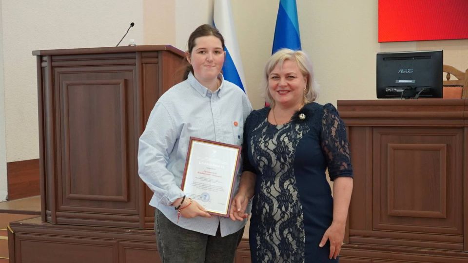 Трудимся для вас. В Администрации города Луганска прошло награждение Трудимся для вас. В Администрации города Луганска прошло награждение