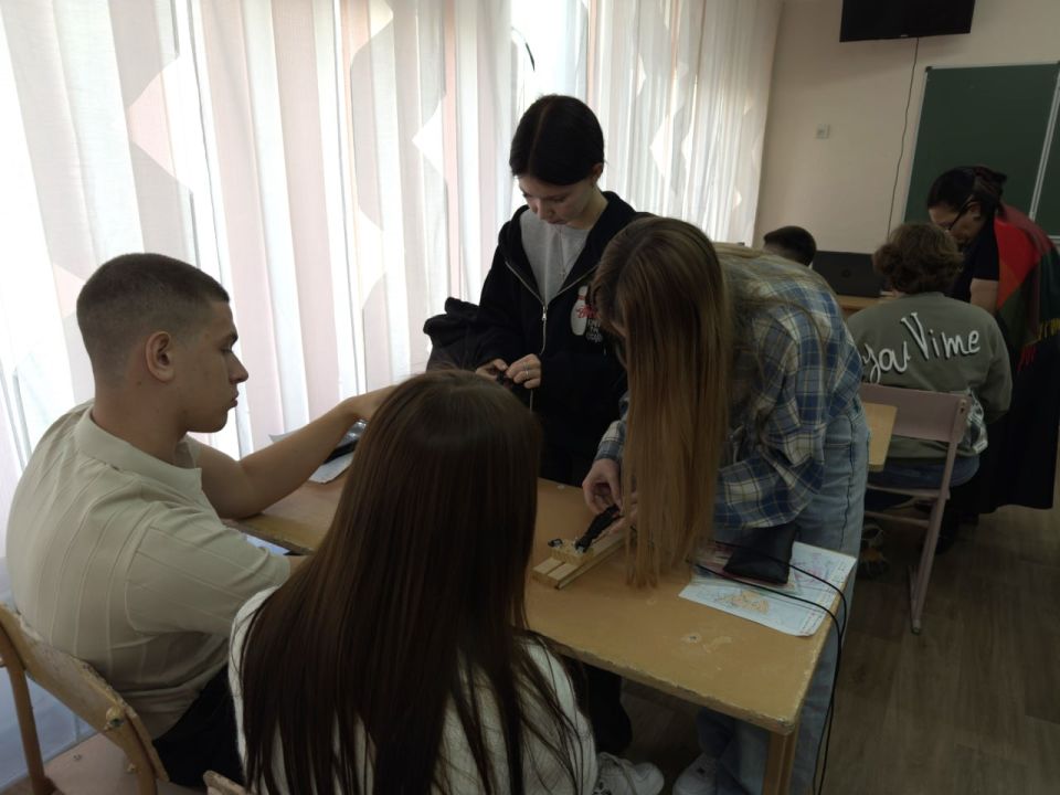 В Луганске прошел мастер-класс для школьников по изготовлению тактических браслетов В Луганске прошел мастер-класс для школьников по изготовлению тактических браслетов