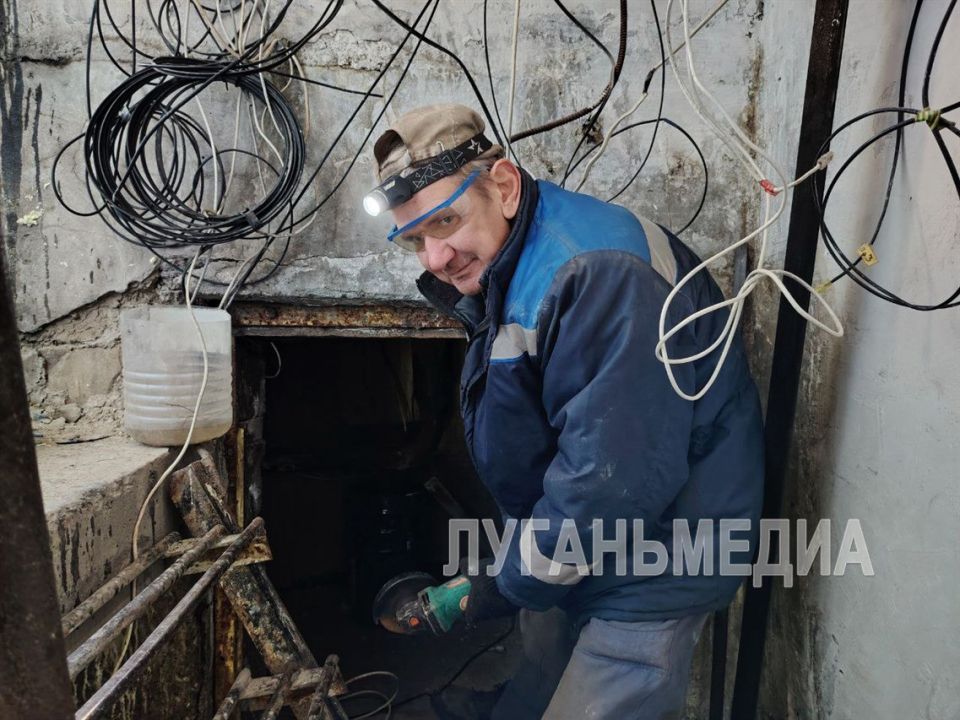 Единая управляющая компания меняет ливневую канализацию в стахановских многоэтажках Единая управляющая компания меняет ливневую канализацию в стахановских многоэтажках