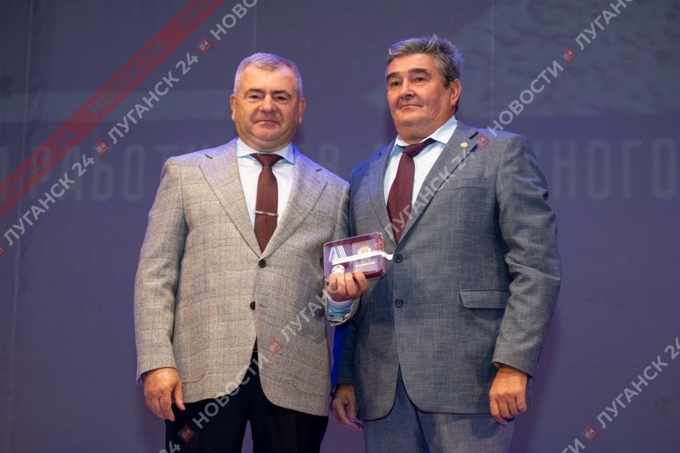 В преддверии Дня работников дорожного хозяйства в Луганском театре имени М. Голубовича наградили специалистов отрасли (ФОТОРЕПОРТАЖ)
