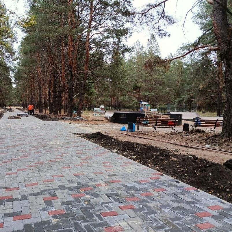 Работа тамбовских специалистов по благоустройству территорий в Новоайдаре продолжается Работа тамбовских специалистов по благоустройству территорий в Новоайдаре продолжается