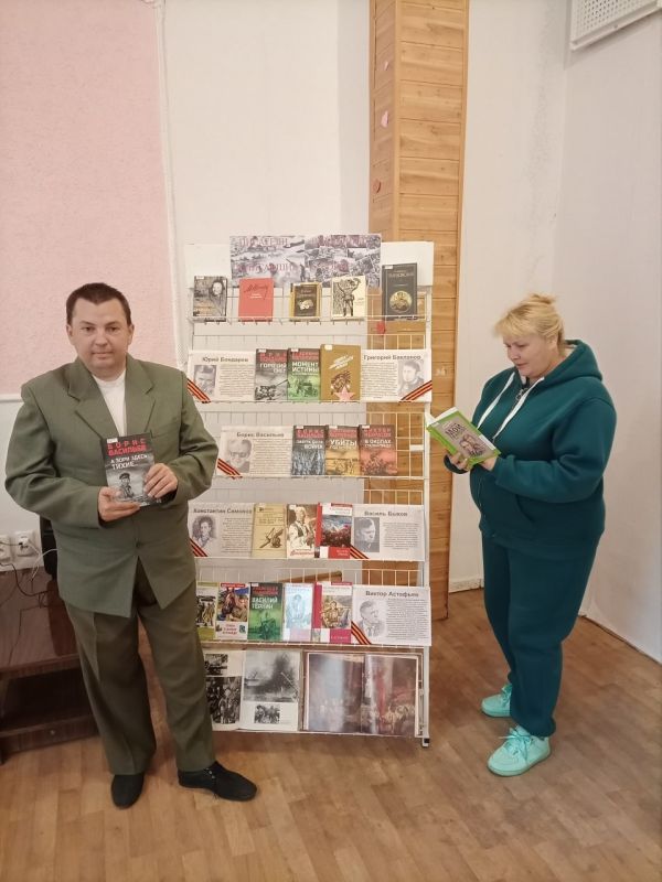 В рамках Года защитника Отечества и 80-летия Великой Победы в литературной гостиной МБУК «Центральная библиотека города Рубежное» состоялась литературная встреча «Писатели, воевавшие и писавшие о войне» В рамках Года защитника Отечества и 80-летия Великой Победы в литературной гостиной МБУК «Центральная библиотека города Рубежное» состоялась литературная встреча «Писатели, воевавшие и писавшие о войне»