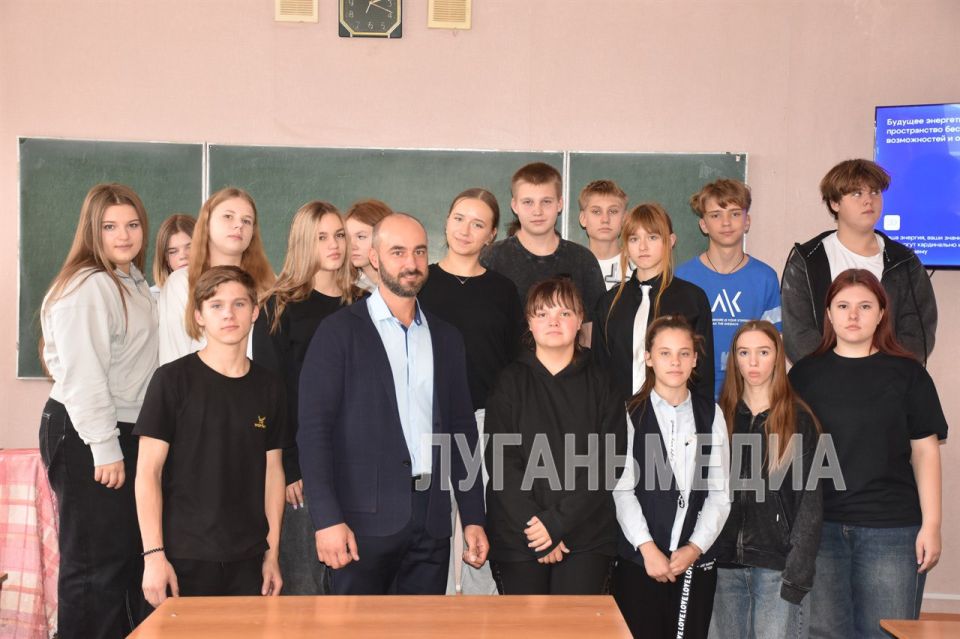В стахановской школе прошла профориентационная лекция «Россия – энергетическая держава» В стахановской школе прошла профориентационная лекция «Россия – энергетическая держава»