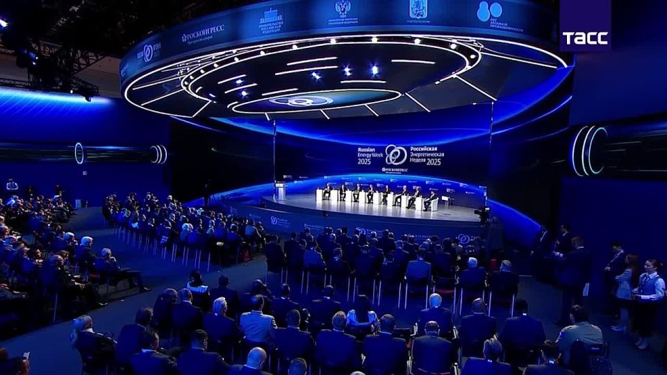 Россия ставит задачу постоянного обеспечения себя углем на 100 лет вперед, заявил вице-премьер РФ Александр Новак