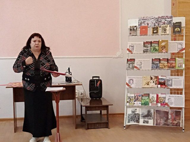В рамках Года защитника Отечества и 80-летия Великой Победы в литературной гостиной МБУК «Центральная библиотека города Рубежное» состоялась литературная встреча «Писатели, воевавшие и писавшие о войне» В рамках Года защитника Отечества и 80-летия Великой Победы в литературной гостиной МБУК «Центральная библиотека города Рубежное» состоялась литературная встреча «Писатели, воевавшие и писавшие о войне»