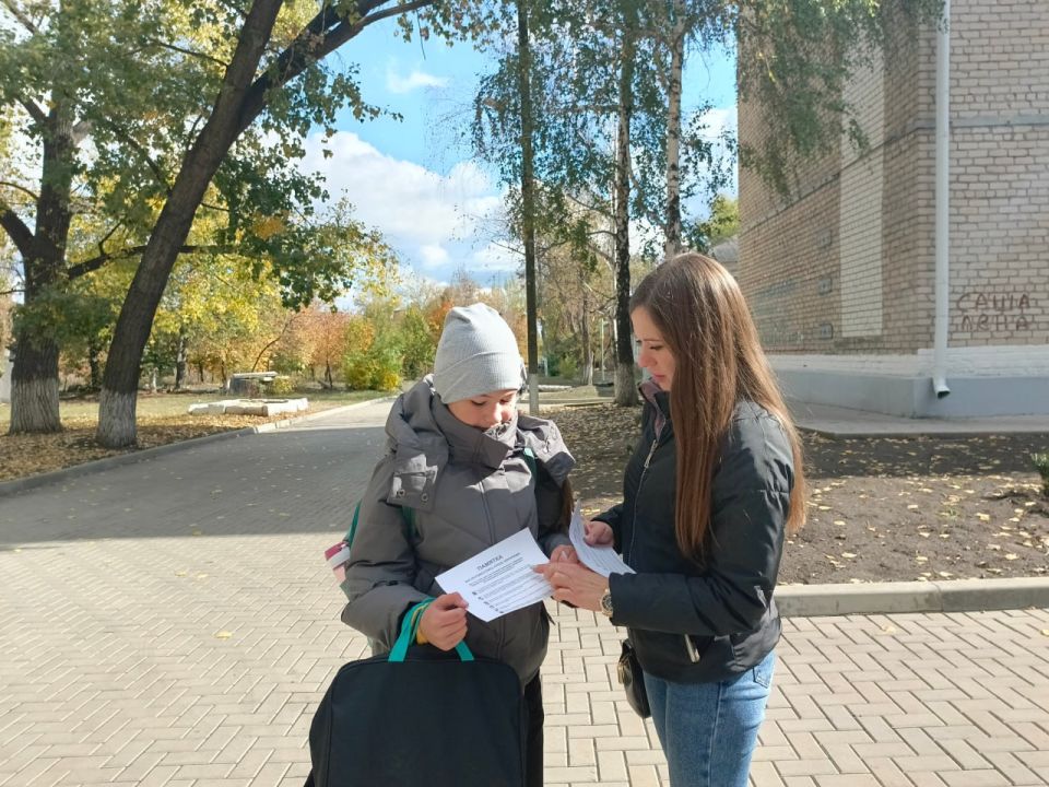 Сотрудники Дома культуры поселка городского типа Дубовский и библиотеки провели уличную профилактическую акцию «Будь бдителен!» Сотрудники Дома культуры поселка городского типа Дубовский и библиотеки провели уличную профилактическую акцию «Будь бдителен!»