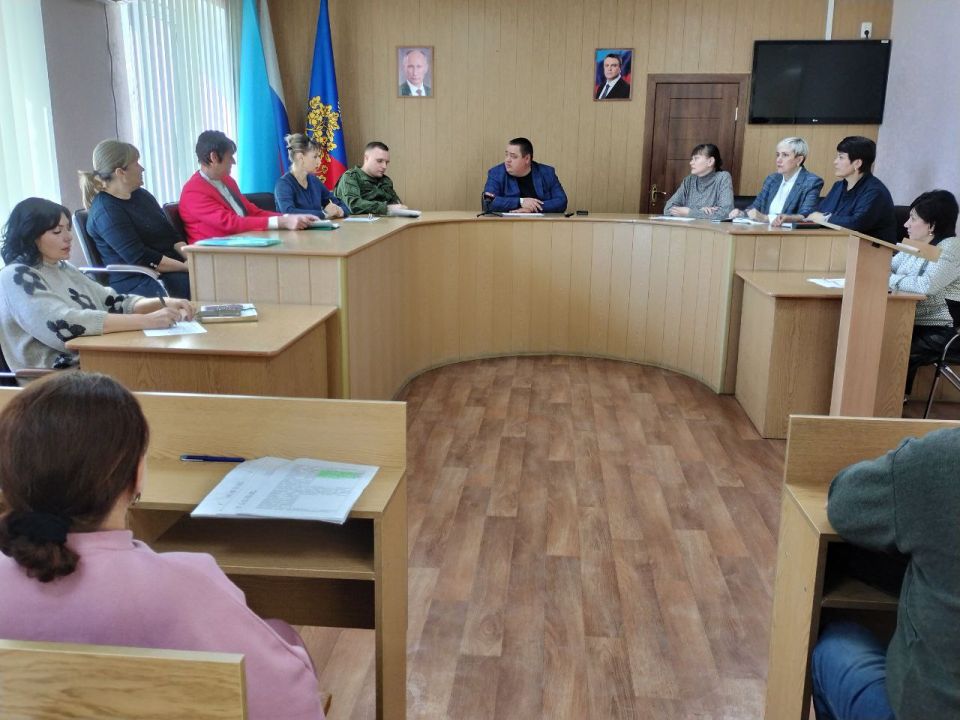 Сегодня в Администрации городского округа состоялось заседание рабочей группы по решению социальных вопросов и вопросов трудоустройства ветеранов боевых действий и членов семей погибших, пропавших без вести военнослужащих... Сегодня в Администрации городского округа состоялось заседание рабочей группы по решению социальных вопросов и вопросов трудоустройства ветеранов боевых действий и членов семей погибших, пропавших без вести военнослужащих...