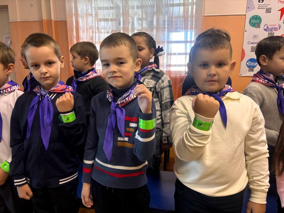 Сегодня в Ровеньковской школе №12 состоялось торжественное и о важное мероприятие – посвящение первоклассников в пешеходы! Теперь юные орлята стали полноправными участниками дорожного движения! Сегодня в Ровеньковской школе №12 состоялось торжественное и о важное мероприятие – посвящение первоклассников в пешеходы! Теперь юные орлята стали полноправными участниками дорожного движения!