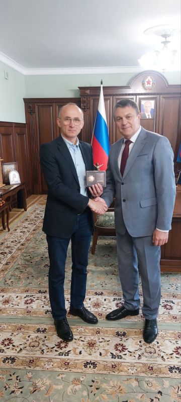 Глава Луганской Народной Республики Леонид Иванович Пасечник вручил государственную награду ЛНР, знак "За гуманитарную помощь", председателю регионального отделения РВИО в Алтайском крае, помощнику Губернатора Алтайского...